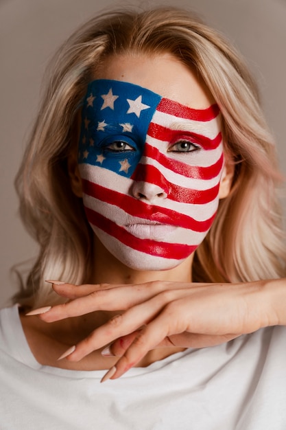 Gratis foto vooraanzicht vrouw poseren met amerikaanse make-up