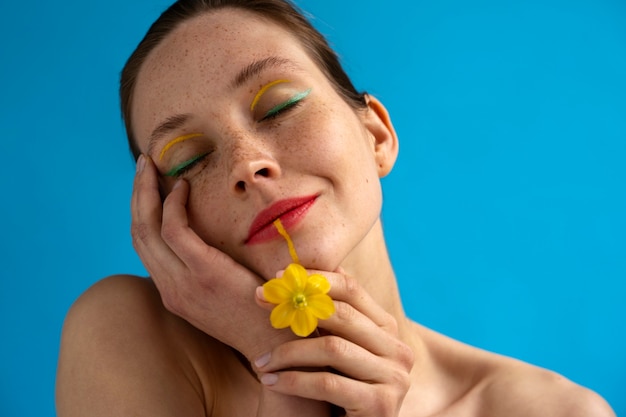 Vooraanzicht vrouw poseren met bloem