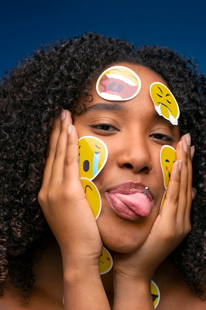 Gratis foto vooraanzicht vrouw poseren met emoji's