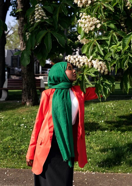 Vooraanzicht vrouw poseren met mooie bloemen