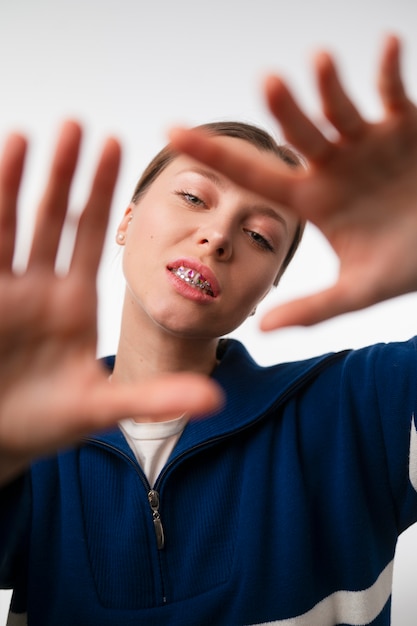 Gratis foto vooraanzicht vrouw poseren met tandheelkundige edelstenen