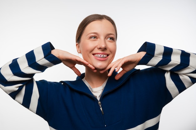 Gratis foto vooraanzicht vrouw poseren met tandheelkundige edelstenen