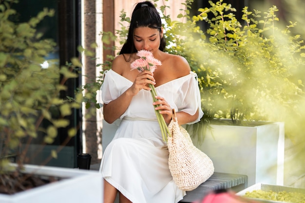 Vooraanzicht vrouw ruikende bloemen