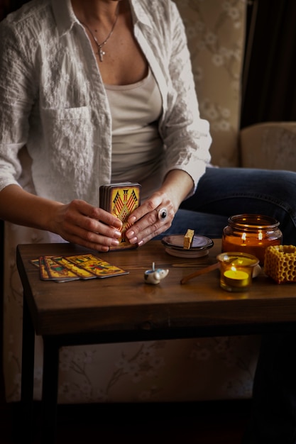 Gratis foto vooraanzicht vrouw tarot lezen