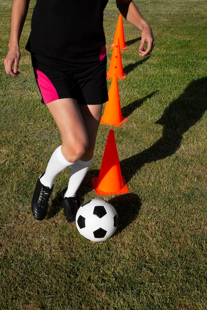 Gratis foto vooraanzicht vrouw voetballen