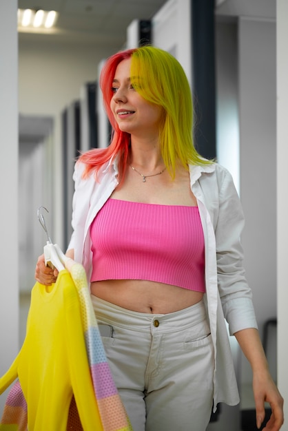 Gratis foto vooraanzicht vrouw winkelen in het winkelcentrum