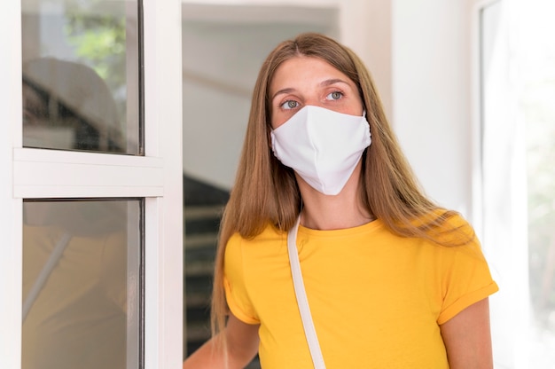 Vooraanzicht vrouwelijk dragend masker