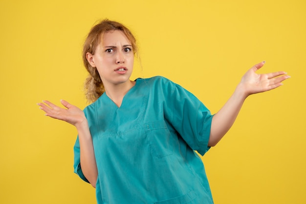 Gratis foto vooraanzicht vrouwelijke arts in medisch overhemd, de gezondheidskleur van het doktersverpleegster ziekenhuis covid