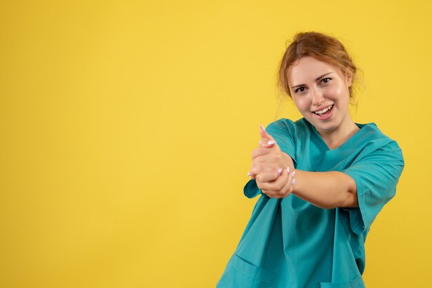 Vooraanzicht vrouwelijke arts in medisch overhemd, de kleurenverpleegster van de gezondheidsdokter covid