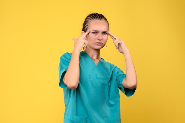 Vooraanzicht vrouwelijke arts in medisch overhemd denken, kleur gezondheid verpleegkundige covid-19 ziekenhuis virus emotie