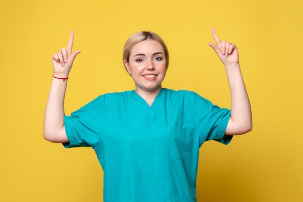 Vooraanzicht vrouwelijke arts in medisch overhemd, dokter emotie ziekenhuis covid pandemie verpleegster
