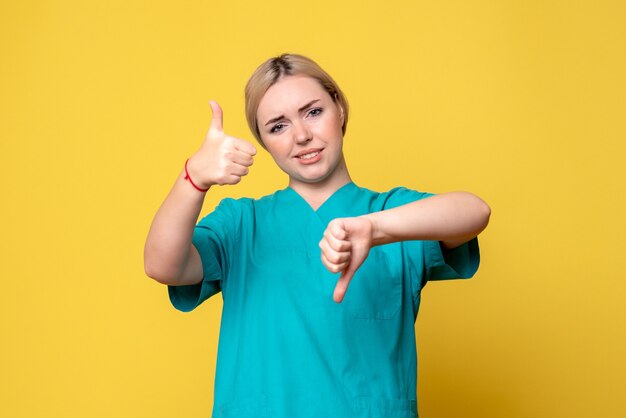 Vooraanzicht vrouwelijke arts in medisch overhemd, emotie pandemie verpleegster covid-19 medic