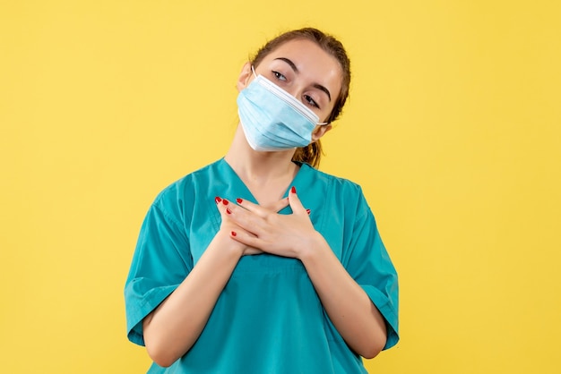 Vooraanzicht vrouwelijke arts in medisch overhemd en masker, uniforme virus gezondheid kleur covid pandemie