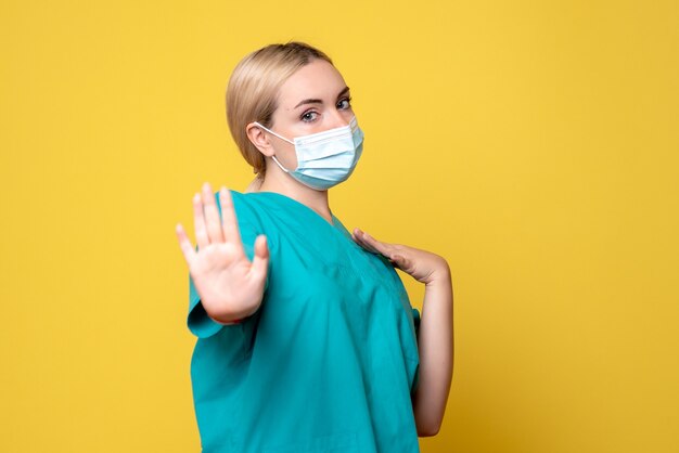 Vooraanzicht vrouwelijke arts in medisch overhemd en steriel masker, ziekenhuisarts covid gezondheidsverpleegkundige