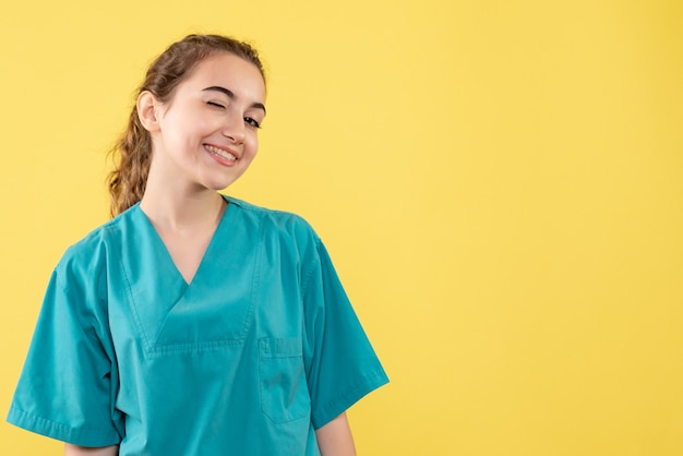 Vooraanzicht vrouwelijke arts in medisch overhemd, het uniforme ziekenhuis van de de gezondheidsverpleegster van het emotievirus