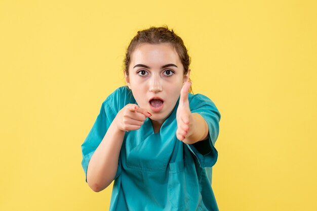 Vooraanzicht vrouwelijke arts in medisch overhemd, het uniforme ziekenhuis van de de gezondheidsverpleegster van het emotievirus