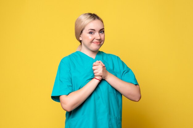 Vooraanzicht vrouwelijke arts in medisch overhemd, pandemische covid verpleegster medic emotie