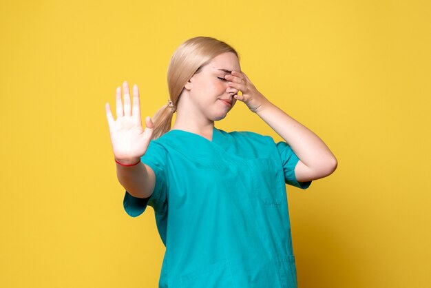 Vooraanzicht vrouwelijke arts in medisch overhemd, verpleegster covid-19 emotiedokter