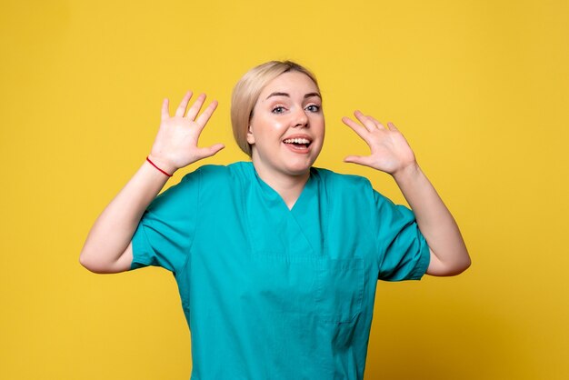 Vooraanzicht vrouwelijke arts in medisch overhemd, verpleegster medic covid-19 emoties pandemie