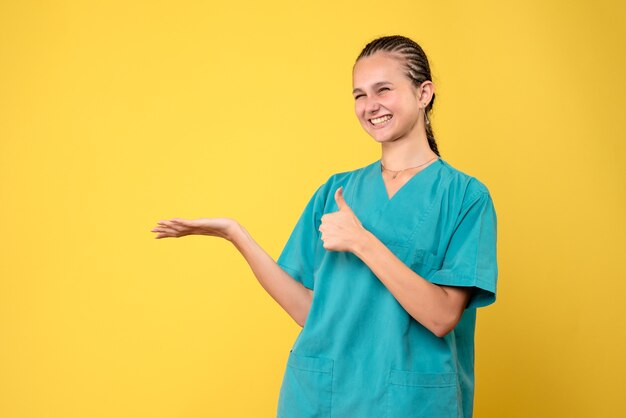 Vooraanzicht vrouwelijke arts in medisch shirt, emotie covid kleur gezondheid verpleegster ziekenhuis