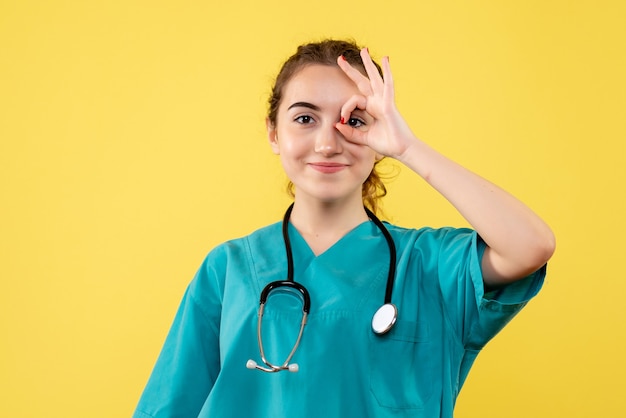 Vooraanzicht vrouwelijke arts in medisch shirt, kleur emotie virus covid-19 uniforme gezondheid