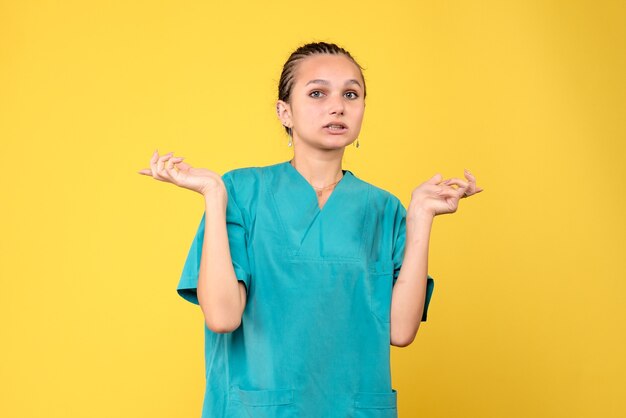 Vooraanzicht vrouwelijke arts in medisch shirt, kleur gezondheid verpleegkundige covid-19 emotie ziekenhuisvirus