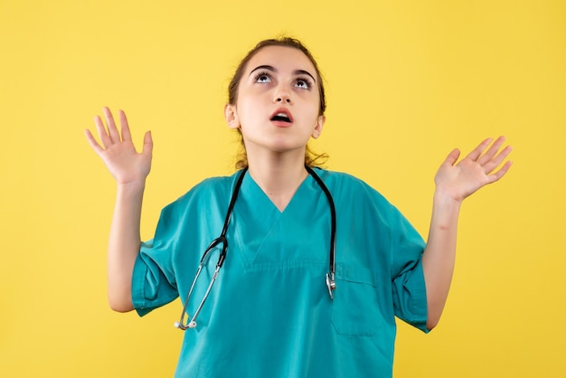 Vooraanzicht vrouwelijke arts in medisch shirt, kleurvirus covid-19 uniforme emotie