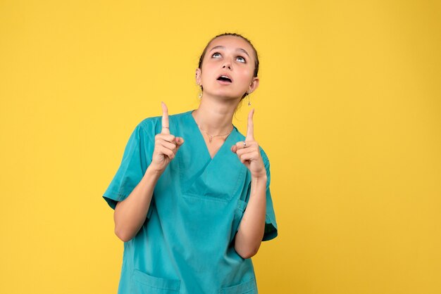 Vooraanzicht vrouwelijke arts in medisch shirt, medic emoties covid kleur gezondheid verpleegster ziekenhuis