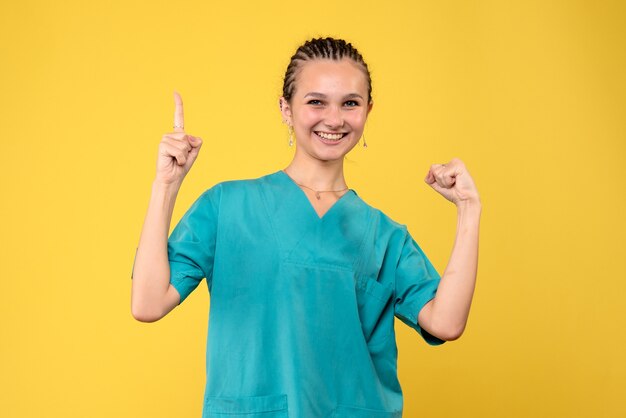 Vooraanzicht vrouwelijke arts in medisch shirt, medic gezondheid emotie covid kleur verpleegster ziekenhuis