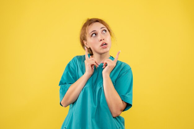 Vooraanzicht vrouwelijke arts in medisch shirt, medic kleur emotie covid-19 gezondheid