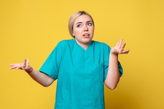 Vooraanzicht vrouwelijke arts in medisch shirt met verwarde uitdrukking, verpleegster medic covid emotie pandemie