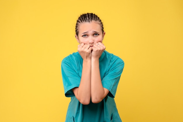 Vooraanzicht vrouwelijke arts in medisch shirt nerveus, gezondheid emotie covid-19 virus kleur verpleegster ziekenhuis