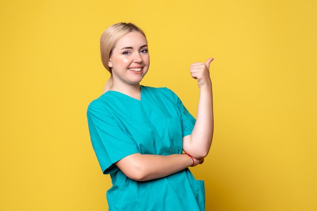Vooraanzicht vrouwelijke arts in medisch shirt, pandemie verpleegster medic emotie covid-19
