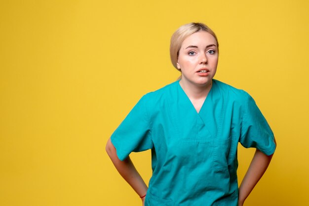 Vooraanzicht vrouwelijke arts in medisch shirt, pandemie verpleegster medic ziekenhuis covid-19 emotie