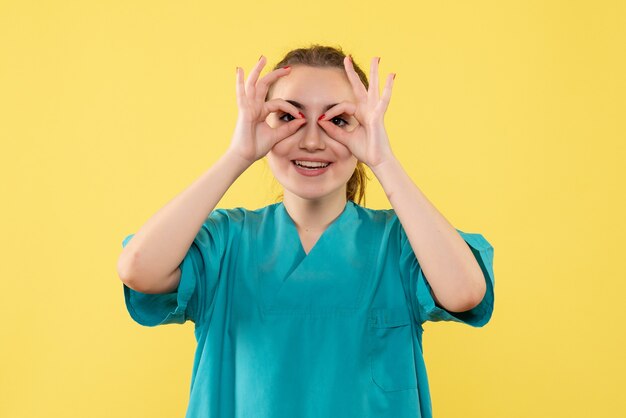 Vooraanzicht vrouwelijke arts in medisch shirt, uniforme emotie gezondheid verpleegster ziekenhuisvirus