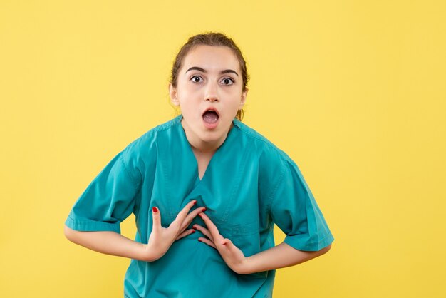 Vooraanzicht vrouwelijke arts in medisch shirt, uniforme gezondheid verpleegster ziekenhuis virus emotie