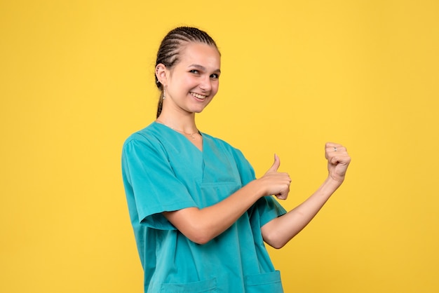 Vooraanzicht vrouwelijke arts in medisch shirt, virus gezondheid emotie covid kleur ziekenhuis