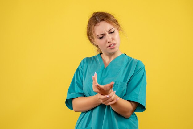 Vooraanzicht vrouwelijke arts in medisch shirt, ziekenhuis medic covid-19 gezondheid geneeskunde kleur