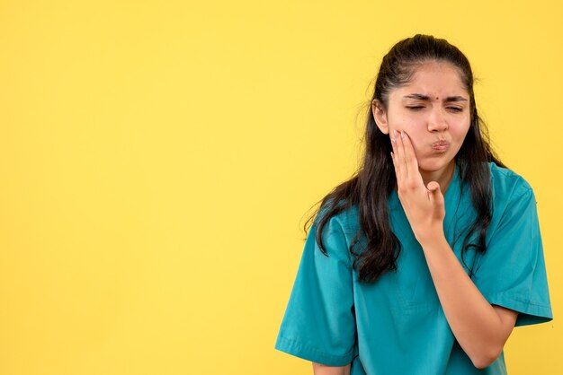 Vooraanzicht vrouwelijke arts in uniforme hand zetten