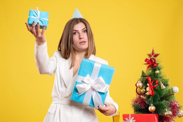 Vooraanzicht vrouwelijke arts kerstcadeautjes te houden