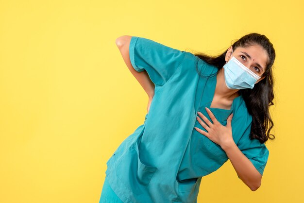 Vooraanzicht vrouwelijke arts met masker tegenhoudend hand zetten