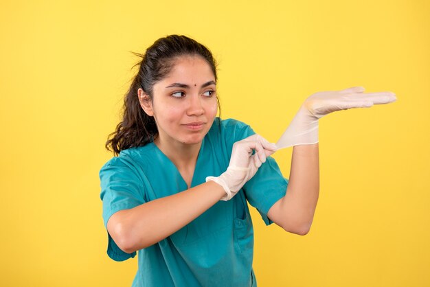 Vooraanzicht vrouwelijke arts met staande latexhandschoenen