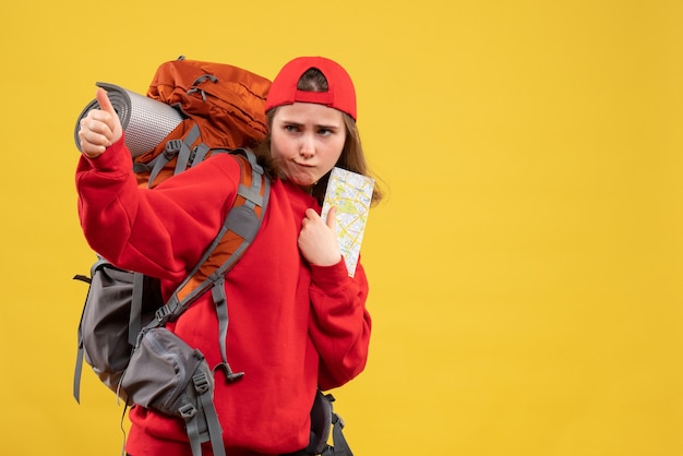 Vooraanzicht vrouwelijke backpacker bedrijf reiskaart duimen opgevend