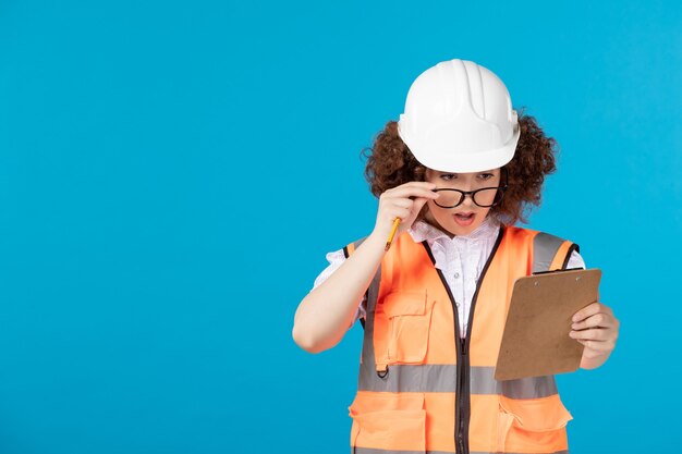 Vooraanzicht vrouwelijke bouwer in uniform met opmerking over blauw