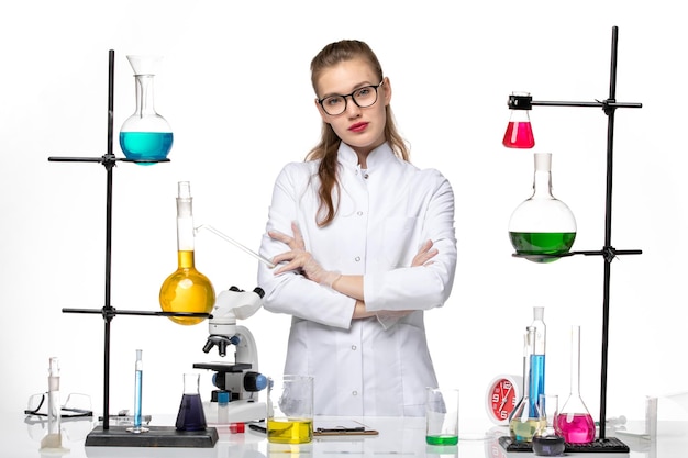 Vooraanzicht vrouwelijke chemicus in medisch pak elegant poseren op witte achtergrond chemie virus pandemie covid-