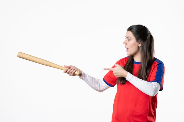 Gratis foto vooraanzicht vrouwelijke honkbalspeler met knuppel en bal