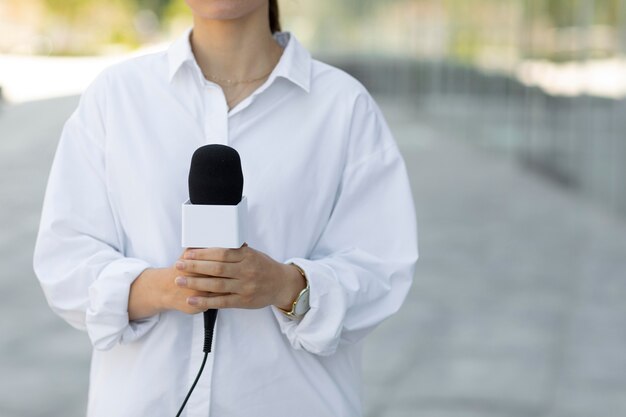 Vooraanzicht vrouwelijke journalist met kopieerruimte