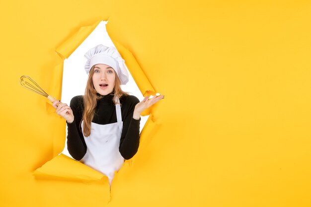 Vooraanzicht vrouwelijke kok in witte koksmuts op de gele baan emotie voedselkleur keuken keuken foto zon