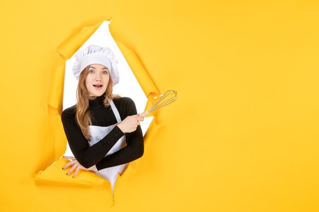 Vooraanzicht vrouwelijke kok in witte koksmuts op gele baan voedselkleur keuken keuken foto zon