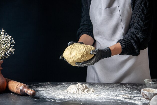 Vooraanzicht vrouwelijke kok met deeg op donkere deeg ei baan bakkerij hotcake gebak keuken keuken